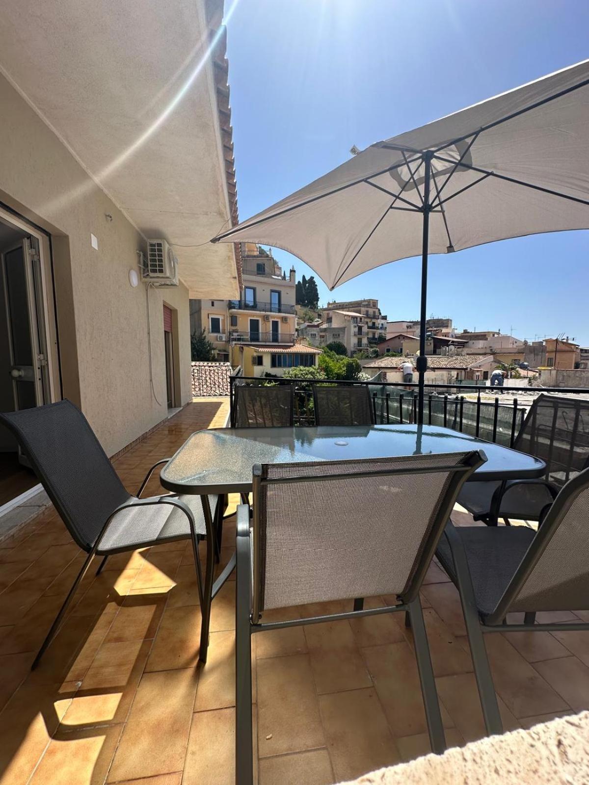 We Home Taormina Center With Parking Екстер'єр фото